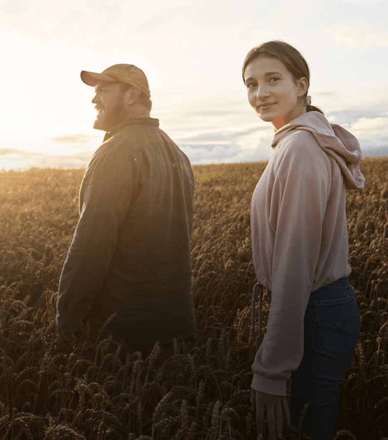 Farmář s dcerou na poli pšenice