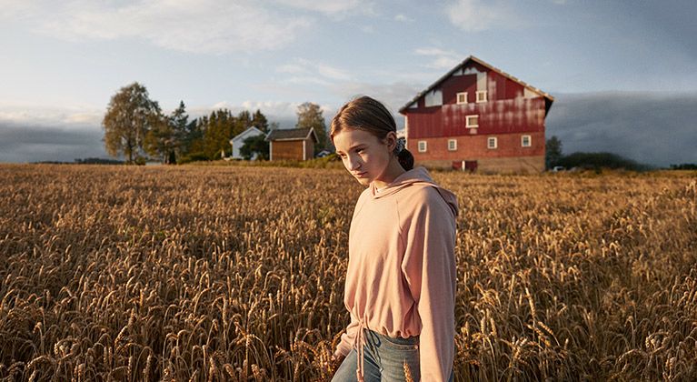 Dívka v poli pšenice